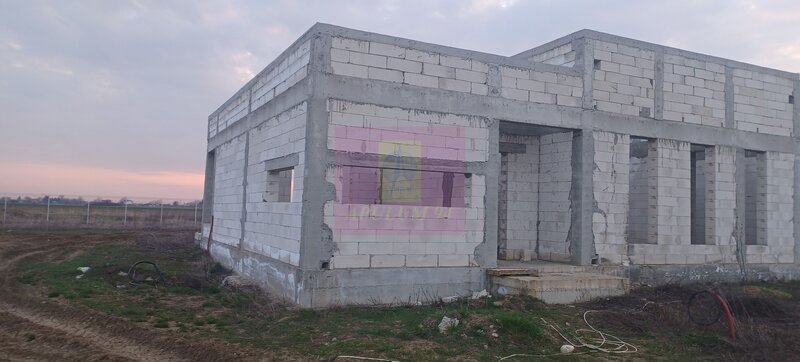 Sabareni, casa la rosu 116 mp utili, curte 607 mp
